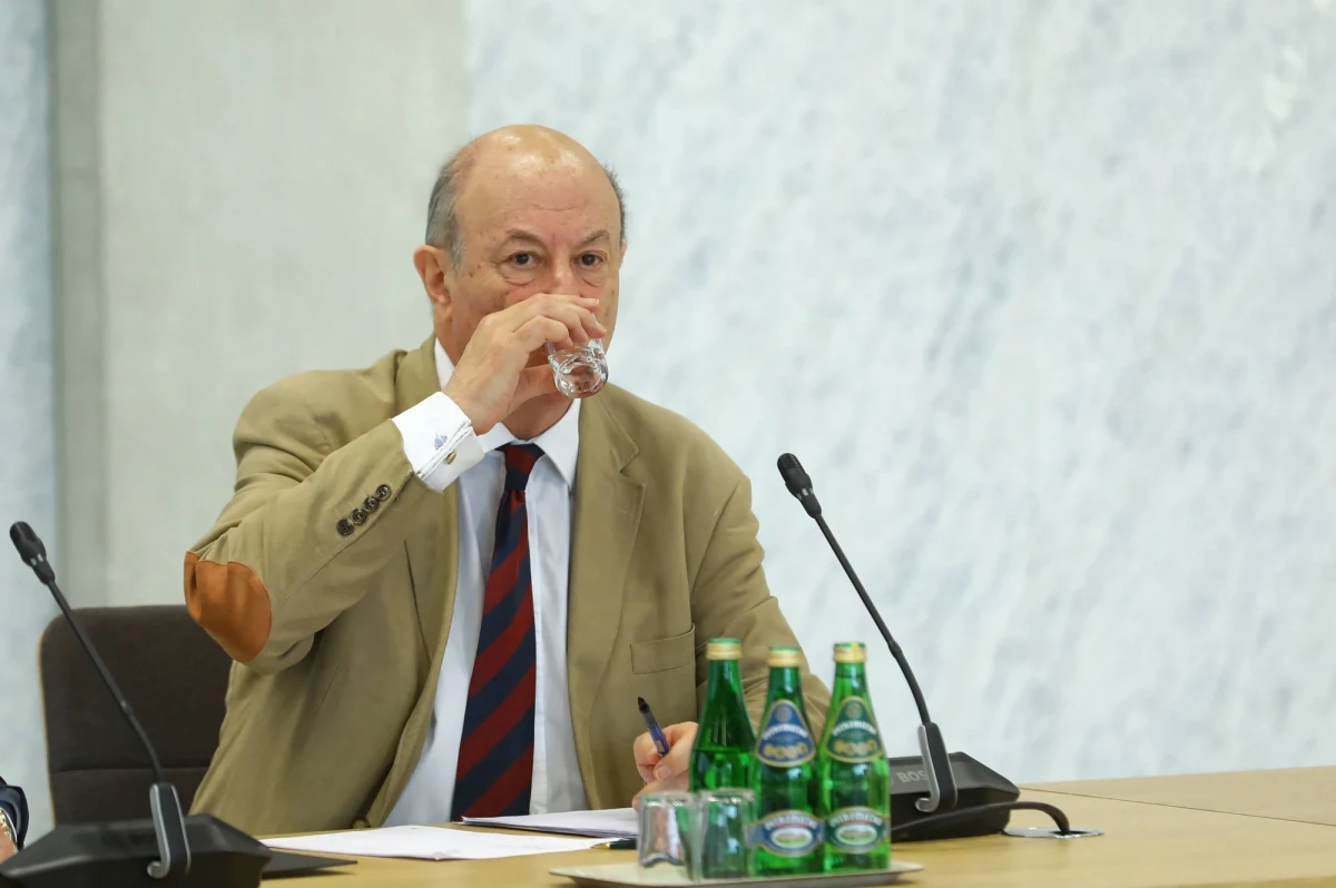 Komisja śledcza ds. VAT zdecydowała o złożeniu do prokuratury zawiadomienia o podejrzeniu popełnienia przestępstwa przez byłego ministra finansów Jaska Rostowskiego oraz byłych wiceministrów finansów: Andrzeja Parafianowicza, Macieja Grabowskiego i Jacka Kapicę. Wniosek, który w tej sprawie złożył przewodniczący komisji Marcin Horała (PiS) został przyjęty stosunkiem głosów pięć do dwóch.