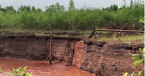 Prokuratura bada sprawę składowisk huty przy ulicy Dymarek. Jak wielokrotnie informowaliśmy, naukowcy wykryli tam "bardzo wysokie zawartości metali ciężkich, m.in. ołowiu, cynku, kadmu i rtęci". O tego typu substancjach, nie wiedział np. WIOŚ w Krakowie. Po kontroli składowiska stwierdzono jednak, że występują tam arsen, bar, cynk, chrom, miedź, molibden, nikiel, antymon, selen, żelazo, kadm, ołów i rtęć. Te jednak - według inspekcji - mieszczą się w normach.