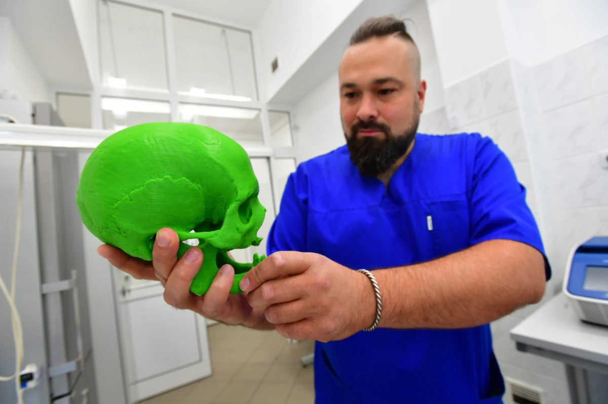 Trójwymiarowy model czaszki ma posłużyć naukowcom z Pomorskiego Uniwersytetu Medycznego w Szczecinie do odtworzenia wyglądu żyjącej na przełomie XVII i XVIII w. kobiety, której szczątki odnaleziono w Kamieniu Pomorskim. Była prawdopodobnie ofiarą procesu o czary.