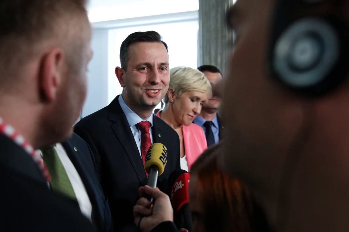 Gdybyśmy patrzyli na politykę tylko przez pryzmat dobrych miejsc na listach, to bylibyśmy w Koalicji Europejskiej do końca - mówił szef PSL Władysław Kosiniak-Kamysz. Stwierdził, że w eurowyborach wyszły różnice między tworzącymi KE ugrupowaniami i ludowcy wyciągnęli z tego wnioski.