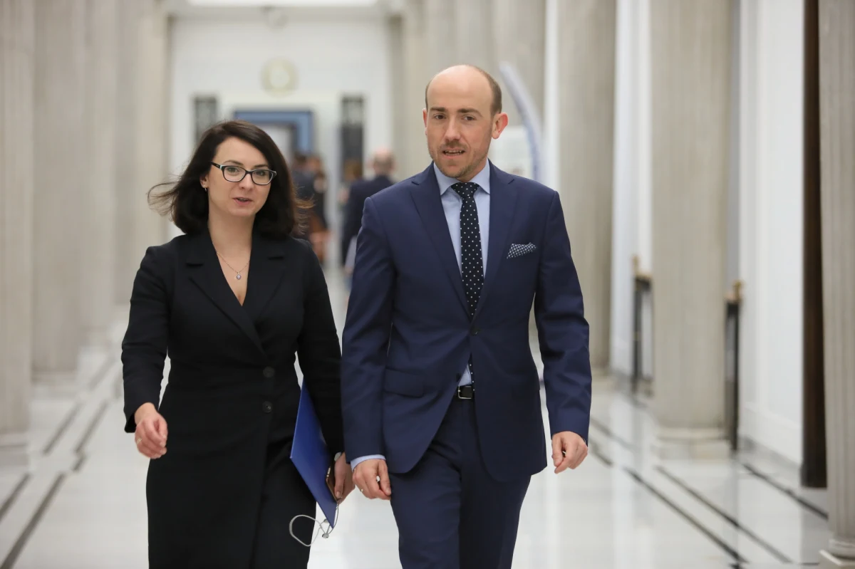 Kamila Gasiuk-Pihowicz (PO-KO) zapowiedziała, że zawiadomi prokuraturę o podejrzeniu popełnienia przestępstwa przez urzędników Kancelarii Sejmu, którzy nie udostępniają zainteresowanym - w tym posłom jej klubu - informacji publicznej dot. sędziów, którzy poparli kandydatów do KRS.