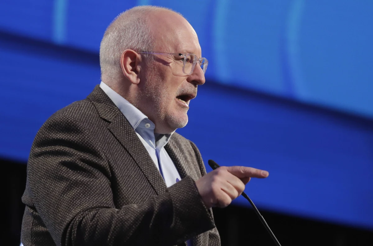 Zaproponowany przez Komisję Europejską roczny przegląd praworządności we wszystkich państwach UE nie jest alternatywą dla istniejących rozwiązań - oświadczył w czwartek w Brukseli wiceszef KE Frans Timmermans. Zapewnił, że nie ma zmiany kursu w tej sprawie.