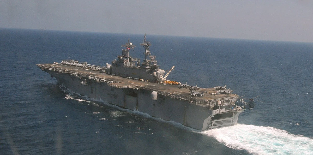 Amerykański okręt wojenny USS Boxer zestrzelił irańskiego drona, który zbliżył się na odległość ok. 900 metrów do statku w cieśninie Ormuz - ogłosił w czwartek prezydent USA Donald Trump.