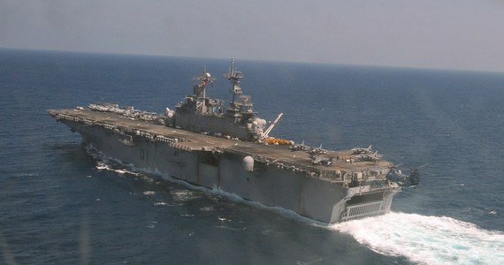 Amerykański okręt wojenny USS Boxer zestrzelił irańskiego drona, który zbliżył się na odległość ok. 900 metrów do statku w cieśninie Ormuz - ogłosił w czwartek prezydent USA Donald Trump.