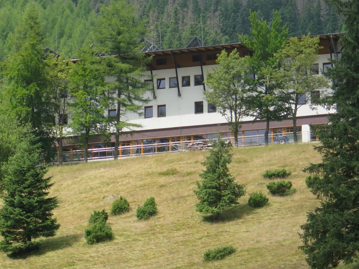 To jedyny hotel górski w naszej części Tatr, w dodatku z niezwykle ciekawą historią. Niektórzy uważają, że tu może być ukryty najcenniejszy obraz zrabowany z polskiej kolekcji w czasie II wojny światowej - "Portret Młodzieńca" pędzla Rafaela. Tu miano dokonać próby zamachu na generalnego gubernatora okupowanych ziem polskich Hansa Franka... zrzucając bombę z małego samolotu. Tu wreszcie formowała się polska szkoła jazzu i polska szkoła filmowa oraz od lat odbywają się dwie kultowe imprezy: "Jazz Camping Kalatówki" i "Zawody na starym sprzęcie o wielkanocne jajo". Po prostu: Kalatówki.