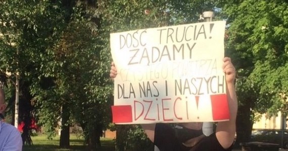 W małopolskiej Skawinie po raz kolejny ostatniej nocy przekroczone zostały normy jakości powietrza. Mieszkańcy wciąż nie wiedzą, co wdychają i apelują o natychmiastowe podjęcie działań. Wczoraj wieczorem spotkali się z miejskimi urzędnikami. Gminna stacja pomiarowa pokazuje znaczne przekroczenia niebezpiecznych substancji, podczas gdy takich nie wykrywa Inspektorat Ochrony Środowiska.