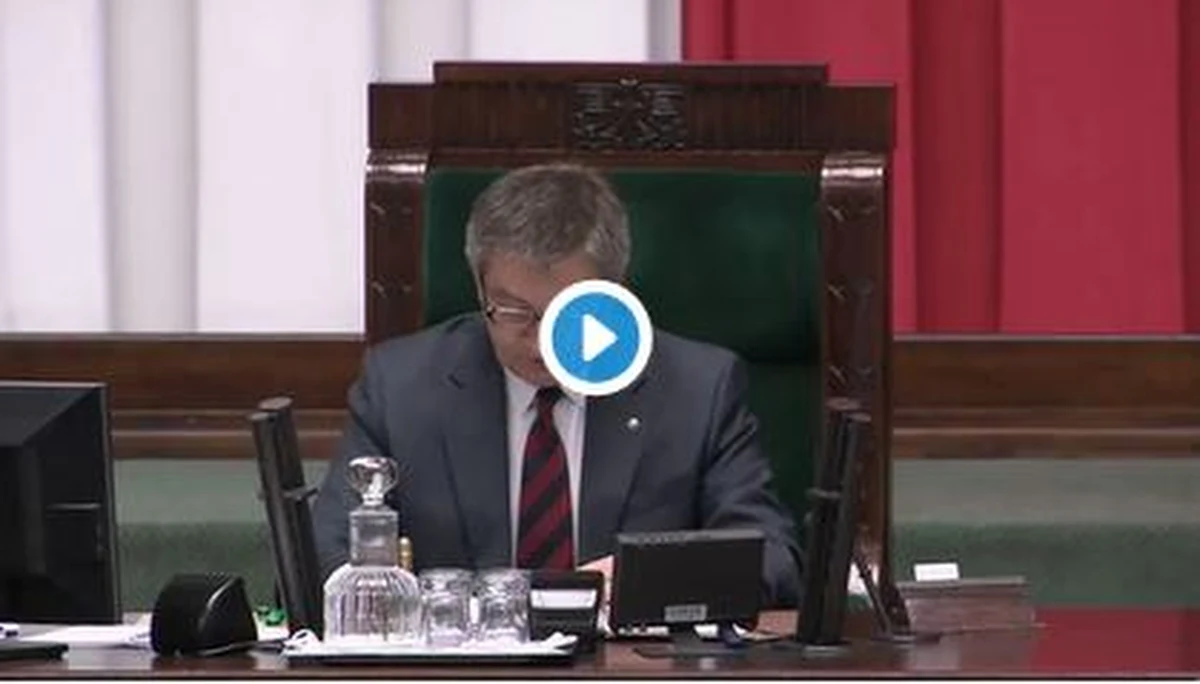 Poseł PO Sławomir Nitras opublikował w piątek na Twitterze krótki fragment z piątkowego posiedzenia Sejmu. W roli głównej znalazł się marszałek Marek Kuchciński z PIS. 