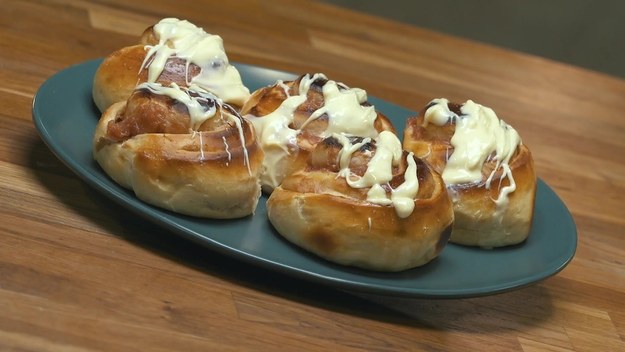 Składniki na ciasto drożdżowe: 1,5 kg mąki pszennej typ 450-480 200 g masła 500 ml mleka 3,2% 330 g cukru plus łyżka do rabarbaru 5 żółtek 1 jajko 100 g drożdży świeżych rabarbar – 2 gałązki 1 tabliczka białej czekolady Prace rozpocznij od wyrobienia ciasta drożdżowego. Jak odstawisz je do wyrośnięcia (na godzinę) zajmiesz się przygotowaniem rabarbaru. Masło i cukier rozpuszczamy w ciepłym mleku. Gdy mleko będzie letnie (ok. 30 stopni) dodajemy drożdże i mieszamy aż się rozpuszczą. Następnie mieszamy całość z mąką i jajkami do uzyskania gładkiego, miękkiego, lekko lepiącego się ciasta. Ciasto odstawiamy do wyrośnięcia. Gdy wyrośnie wyrabiamy je i znowu odstawiamy do wyrośnięcia. I tak 2-3 razy. Następnie rozwałkowujemy ciasto w kształt prostokąta – dosyć cienko ok. 3-4 mm. A następnie smarujemy farszem, zwijamy i kroimy na kęsy o grubości ok 3-4 cm. Bułki układamy na blaszce wyłożonej papierem zachowując odstęp między nimi ( chyba, że wolimy „rwańce” . Przykrywamy wilgotną ściereczką i odstawiamy do wyrośnięcia w ciepłe miejsce na ok. godzinę ( aż podwoją objętość). Następnie smarujemy je roztrzepanym jajkiem i wkładamy do pieca nagrzanego do temperatury 180 stopni na ok. 20 min. 