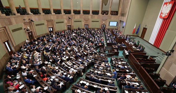 Sejm uchwalił w piątek ustawę, która zakłada przyznanie świadczenia uzupełniającego w kwocie 500 zł osobom niezdolnym do samodzielnej egzystencji. Sejm przyjął poprawkę PO-KO dotyczącą zasad uprawniających do świadczenia. Ustawa trafi teraz do prac w Senacie.