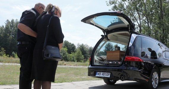 Ojciec zaginionego 5-letniego Dawida z Grodziska Mazowieckiego został w piątek pochowany na cmentarzu w miejscowości Szczęsne pod Grodziskiem Mazowieckim. W pogrzebie wzięło udział kilkadziesiąt osób, m.in. rodzina Pawła Ż., jego znajomi i współpracownicy.