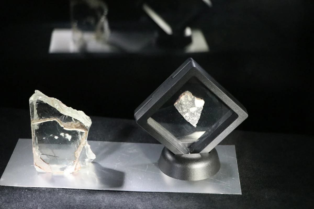 Kawałek księżyca można oglądać w muzeum geologicznym Polskiej Akademii Nauk przy ulicy Senackiej 3 w Krakowie. To mały odłamek meteorytu który spadł na Saharze w 2017 roku.