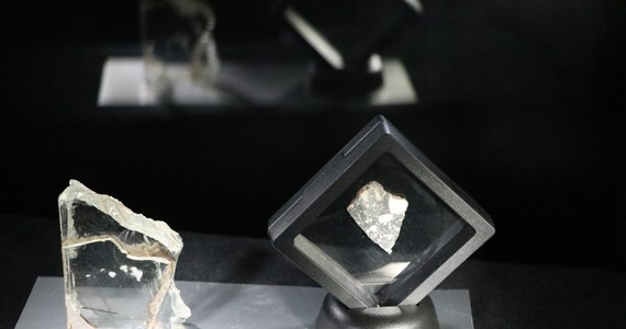 Kawałek księżyca można oglądać w muzeum geologicznym Polskiej Akademii Nauk przy ulicy Senackiej 3 w Krakowie. To mały odłamek meteorytu który spadł na Saharze w 2017 roku.