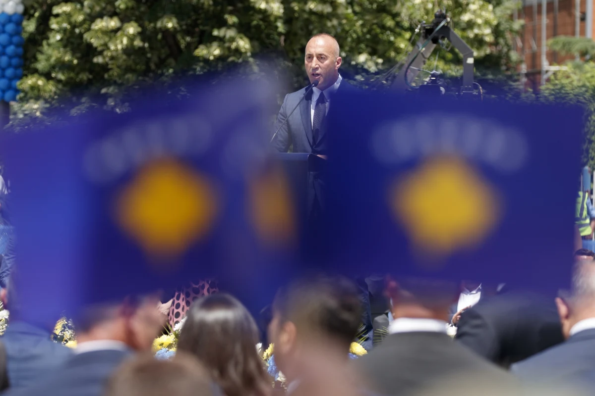 Premier Kosowa Ramush Haradinaj niespodziewanie podał się do dymisji. Decyzję motywował otrzymaniem wezwania do sądu w Hadze w charakterze podejrzanego. Specjalna Izba Sądowa Kosowa prowadzi tam śledztwo w sprawie zbrodni wojennych z lat 1998-2000.