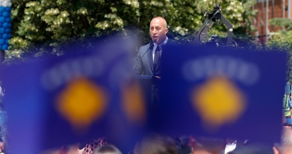 Premier Kosowa Ramush Haradinaj niespodziewanie podał się do dymisji. Decyzję motywował otrzymaniem wezwania do sądu w Hadze w charakterze podejrzanego. Specjalna Izba Sądowa Kosowa prowadzi tam śledztwo w sprawie zbrodni wojennych z lat 1998-2000.