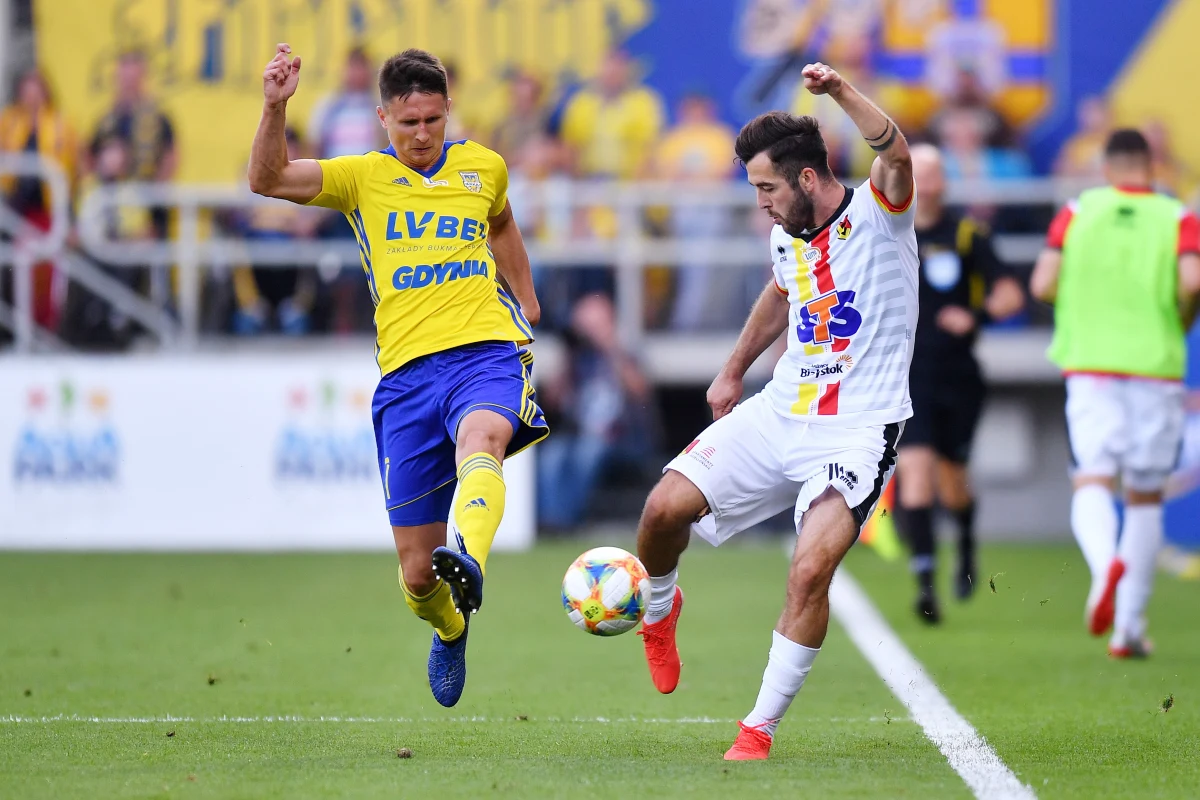 W inauguracyjnym meczu sezonu 2019/2020 piłkarskiej ekstraklasy Arka Gdynia przegrała na własnym stadionie z Jagiellonią Białystok 0:3 (0:2). Bramkę i asystę zanotował Jesus Imaz, ale autorem pierwszego trafienia w rozgrywkach był 18-letni Bartosz Bida.