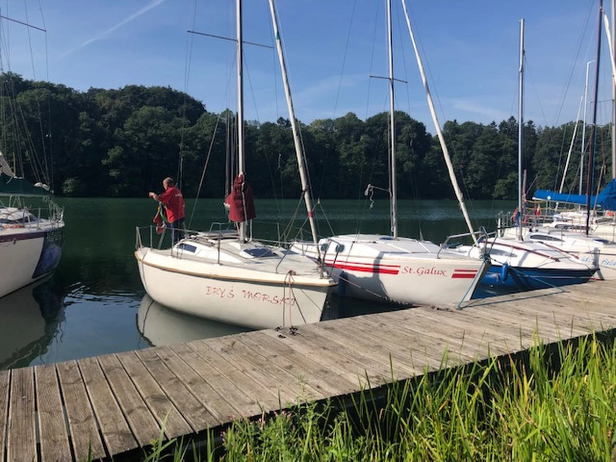 Klub żeglarski, pływająca tawerna i wyjątkowe regaty. To niektóre atrakcje, jakie czekają w Nakielnie na Pomorzu Zachodnim, niedaleko Wałcza. Właśnie stamtąd nadaliśmy Fakty znad wody w RMF FM. W każdy letni weekend mówimy o najlepszych plażach i najciekawszych miejscach do spędzania czasu właśnie nad wodą. 