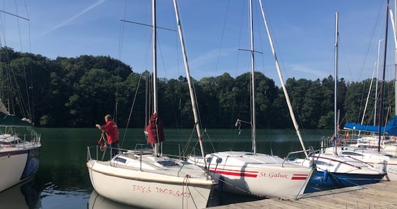 Klub żeglarski, pływająca tawerna i wyjątkowe regaty. To niektóre atrakcje, jakie czekają w Nakielnie na Pomorzu Zachodnim, niedaleko Wałcza. Właśnie stamtąd nadaliśmy Fakty znad wody w RMF FM. W każdy letni weekend mówimy o najlepszych plażach i najciekawszych miejscach do spędzania czasu właśnie nad wodą. 