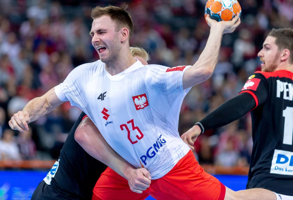 Piłkarze ręczni PGE Vive Kielce niebawem rozpoczną przygotowania do nowego sezonu. Dla skrzydłowego Arkadiusza Moryty to będzie drugi rok gry w barwach najlepszej polskiej drużyny. W rozmowie z RMF FM Moryto opowiedział, jak musiał powoli budować swoją pozycję w szatni kieleckiej drużyny. Zawodnik ma nadzieję, że niebawem lepiej zacznie grać także nasza reprezentacja. 