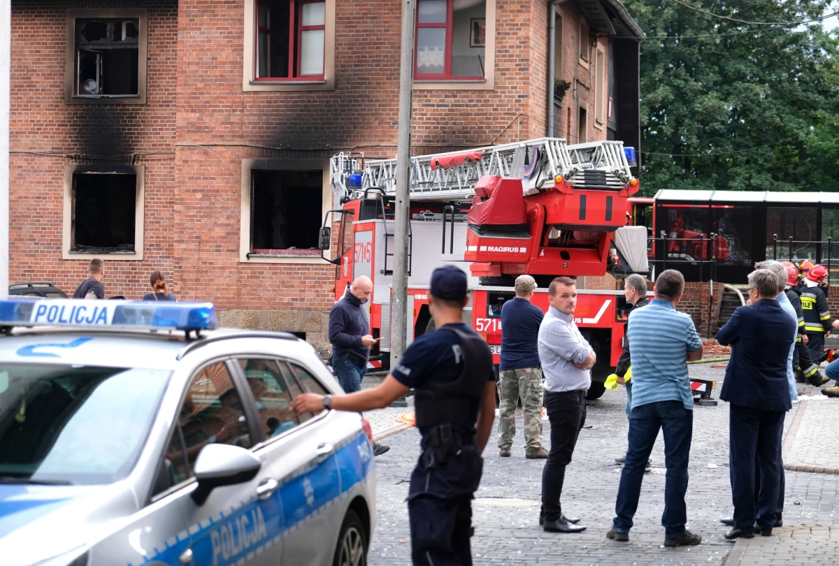 Ze wstępnych ustaleń służb wynika, że przyczyną wczorajszego pożaru w Rudzie Śląskiej był wybuch 11-kilogramowej butli z gazem. Podczas akcji ratowniczej strażacy wynieśli z budynku jeszcze kilka butli.