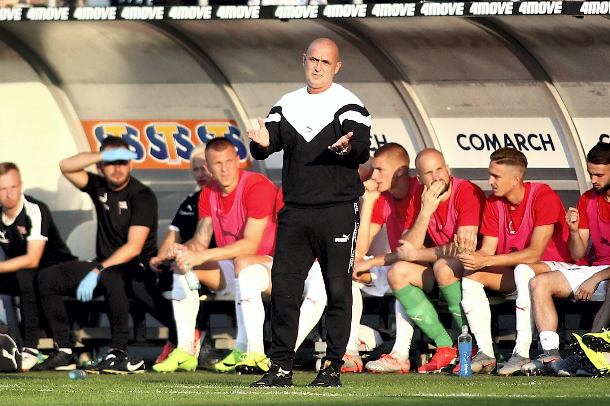 "Nie tak wyobrażaliśmy sobie początek tego sezonu" – powiedział trener piłkarzy Cracovii Michał Probierz po wyeliminowaniu jego drużyny z Ligi Europy przez słowacki DAC 1904 Dunajska Streda. Po tym niepowodzeniu "Pasy" muszą się szybko otrząsnąć, gdyż w niedzielę czeka ich mecz 1. kolejki ekstraklasy z Zagłębiem w Lubinie.