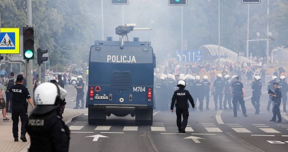 Pierwszy Marsz Równości przeszedł w sobotę po południu ulicami Białegostoku. Kilka razy próbowano zakłócić marsz. W stronę policji poleciały kamienie, kostka brukowa i butelki. Funkcjonariusze użyli granatów hukowych i miotaczy pieprzu. W sumie zatrzymano dwadzieścia osób. 