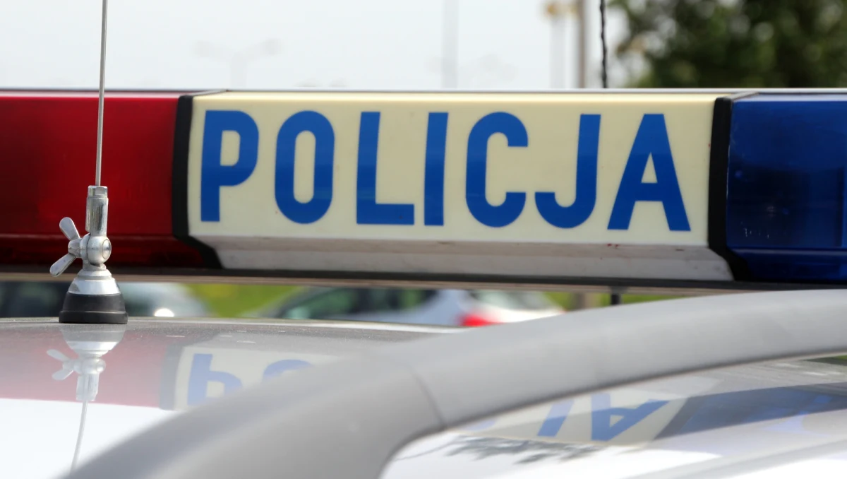 Tragedia w Bielsku-Białej. Nie żyje mężczyzna, który kierując samochodem nie zatrzymał się na wezwanie i - jak twierdzi policja - usiłował rozjechać funkcjonariusza. Policjant strzelił w kierunku samochodu - powiedziała nam Ilona Michalczyk z bielskiej policji.
