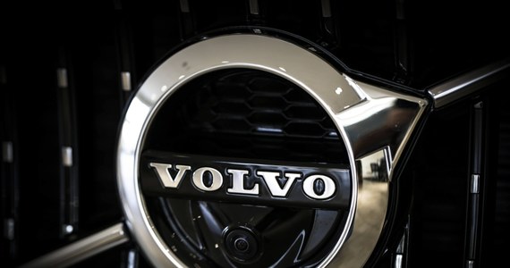 Szwedzki producent samochodów Volvo wzywa do swoich serwisów na całym świecie około pół miliona pojazdów. "Powodem akcji jest element w komorze silnika, który może się topić, a w najgorszym przypadku może dojść do pożaru" - poinformował rzecznik Volvo.