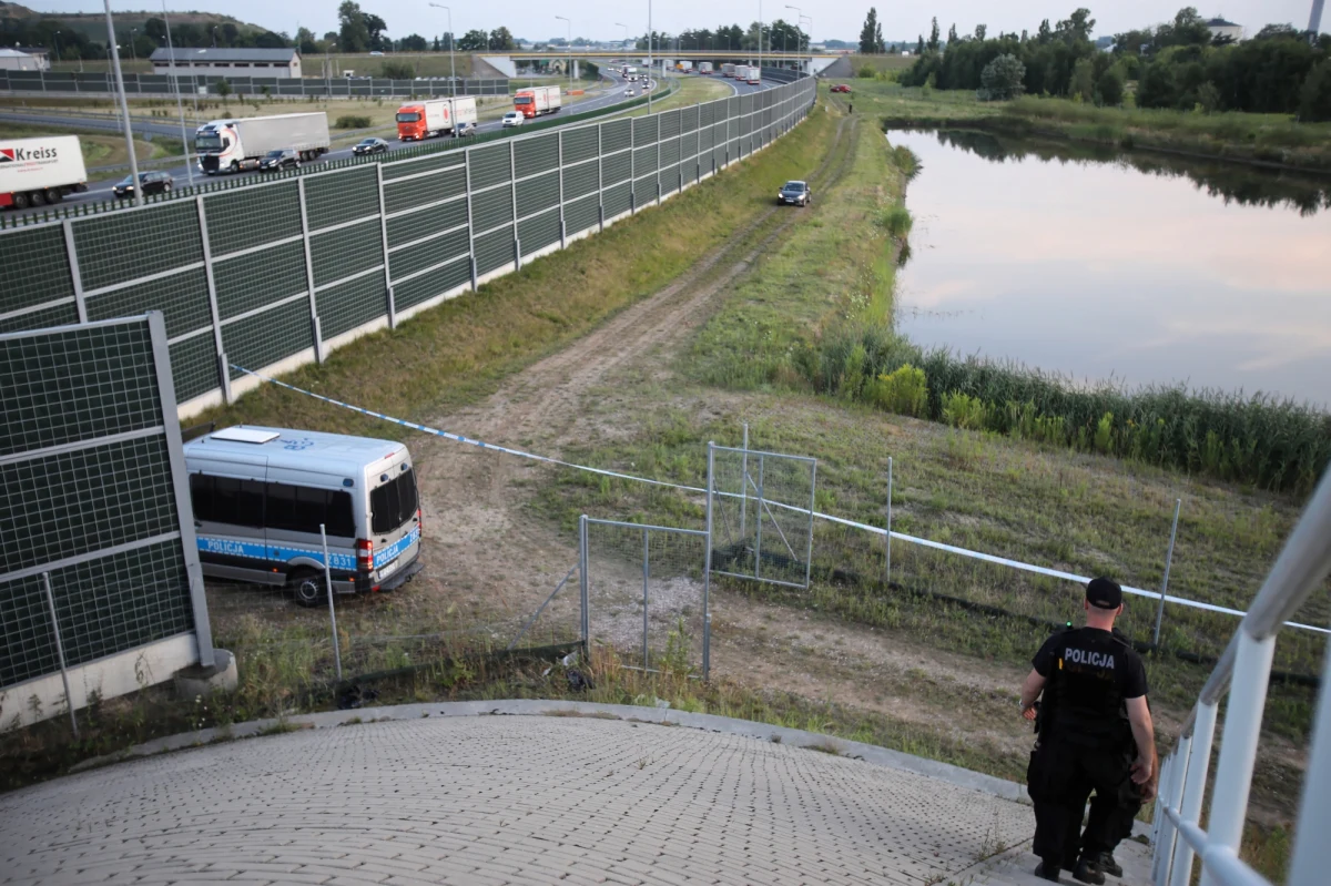 "W poniedziałek odbędzie się sekcja zwłok dziecka znalezionego między Warszawą a Grodziskiem Mazowieckim" - poinformował rzecznik Prokuratury Okręgowej w Warszawie prok. Łukasz Łapczyński. Jak informowała policja, m.in. ubiór wskazuje na duże prawdopodobieństwo, że jest to 5-letni Dawid.