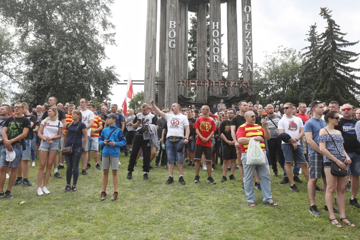 "Nie było i nie ma przyzwolenia na chuligańskie zachowania godzące w prawa innych" - powiedziała w niedzielę szefowa MSWiA Elżbieta Witek odnosząc się do incydentów podczas białostockiego marszu równości. Dodała, że policja zapewnia bezpieczeństwo bez względu na głoszone hasła, światopogląd.