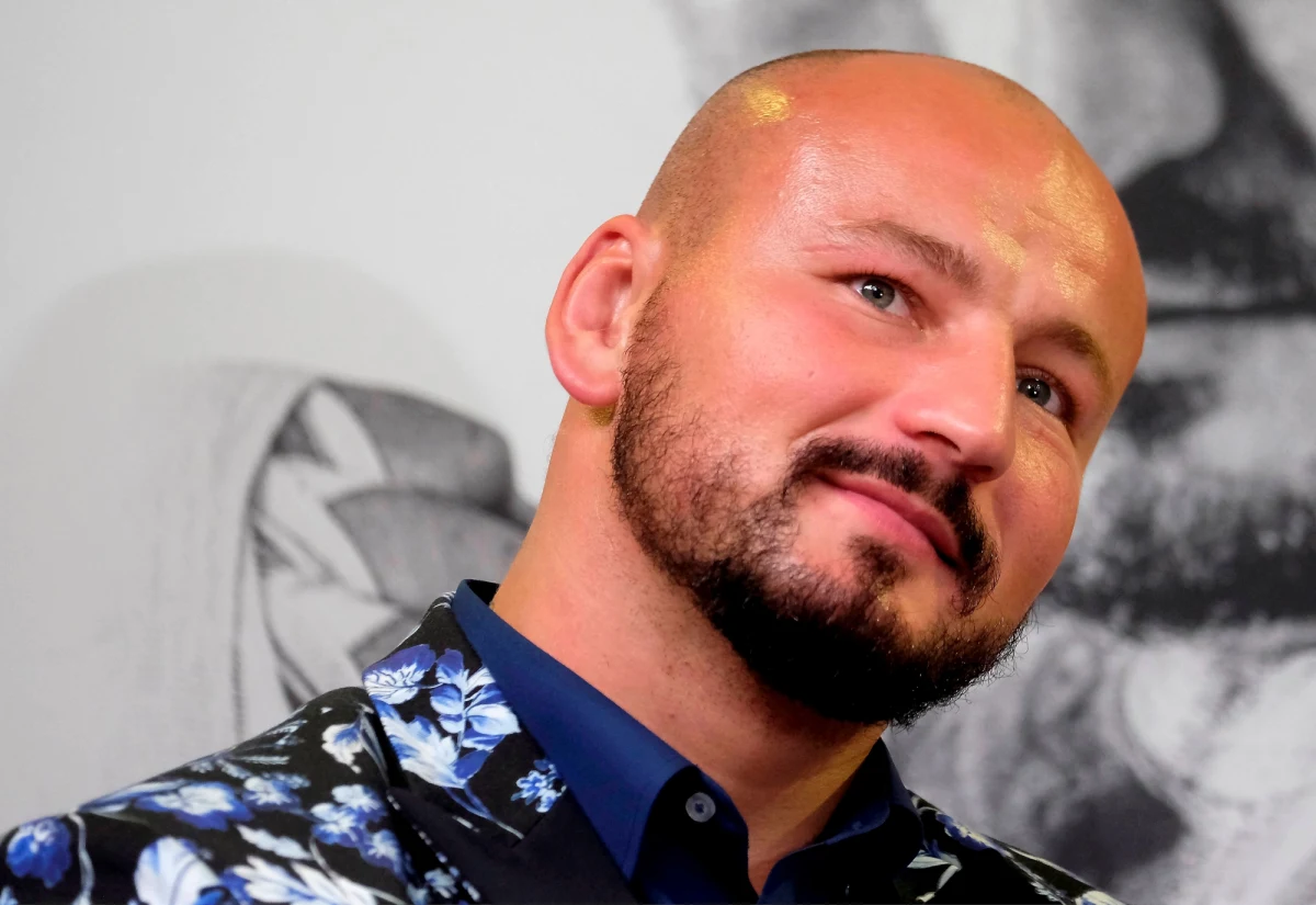 Artur Szpilka znokautowany w drugiej rundzie walki z Dereckiem Chisorą w londyńskiej O2 Arenie. "Szpila" padł jak rażony piorunem i długo nie podnosił się z desek – relacjonuje Onet.