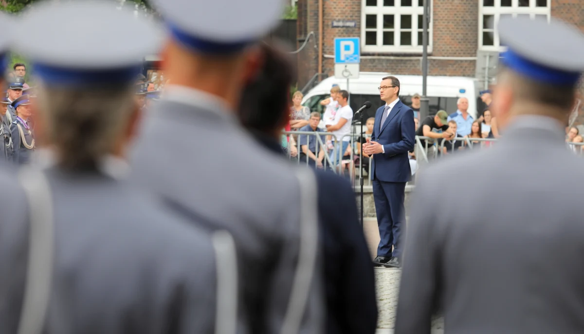 Nasze codzienne bezpieczeństwo jest w rękach policjantów i policjantek, którzy ofiarnie - często z narażeniem życia - dbają o bezpieczeństwo wszystkich Polaków. Dziękuję wam za wierną, wspaniałą służbę Rzeczpospolitej i polskiemu społeczeństwu - oświadczył premier Mateusz Morawiecki w Katowicach.