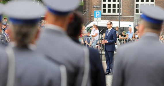 Nasze codzienne bezpieczeństwo jest w rękach policjantów i policjantek, którzy ofiarnie - często z narażeniem życia - dbają o bezpieczeństwo wszystkich Polaków. Dziękuję wam za wierną, wspaniałą służbę Rzeczpospolitej i polskiemu społeczeństwu - oświadczył premier Mateusz Morawiecki w Katowicach.