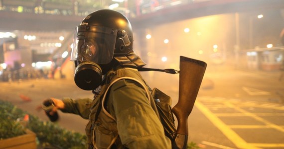 W kolejnym masowym proteście przeciwko nowelizacji prawa ekstradycyjnego w Hongkongu przeszło w niedzielę 430 tys. osób – podali organizatorzy. Część demonstrantów protestowała w okolicach przedstawicielstwa rządu centralnego Chin oraz kwatery głównej policji.