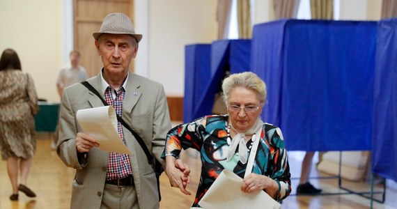 Partia prezydenta Ukrainy Wołodymyra Zełenskiego Sługa Narodu zwyciężyła w niedzielnych przedterminowych wyborach do parlamentu, uzyskując 43,9 proc. poparcia – poinformowali w niedzielę, po zakończeniu głosowania, organizatorzy Narodowego Exit-poll.