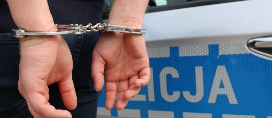 Policja zatrzymała trzy osoby w związku z atakiem z maczetą w Świętochłowicach w Śląskiem. W nocy z soboty na niedzielę ranny został 17-latek. 