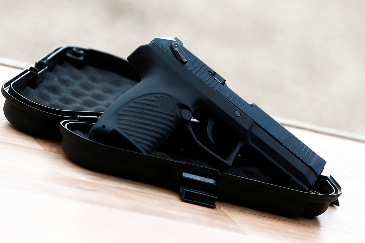 Policjanci ze Szczytna zatrzymali 16-latka, który jadąc, jako pasażer auta strzelał z plastikowych kulek do mijanych samochodów. Chłopak stanie przed sądem za stwarzanie zagrożenia w ruchu.