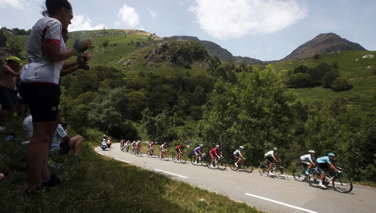 Tour de France to święto wszystkich kibiców kolarstwa! W 106. edycji Wielkiej Pętli rywalizuje dwóch Polaków: Michał Kwiatkowski (Team Ineos) i Łukasz Wiśniowski (CCC Team). Za zawodników trzymamy kciuki - a dla Was mieliśmy atrakcyjne rowerowe gadżety firmy Specialized! 
