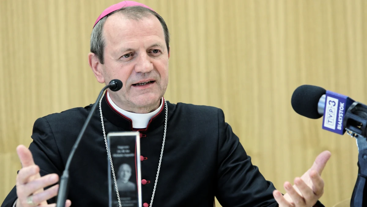 "Nie do pogodzenia z postawą chrześcijanina, były akty przemocy i pogardy. Naszym obowiązkiem jest bronienie wartości narzędziami, które zawsze wpisują się w szacunek do każdego człowieka" - napisał metropolita białostocki abp Tadeusz Wojda w związku z wydarzeniami, które miały miejsce w Białymstoku. W sobotę po południu ulicami miasta przeszedł Pierwszy Marsz Równości. Przejście uczestników marszu kilkakrotnie próbowali zablokować kibice, policja musiała użyć gazu. W uczestników rzucano kamieniami, jajkami i petardami.