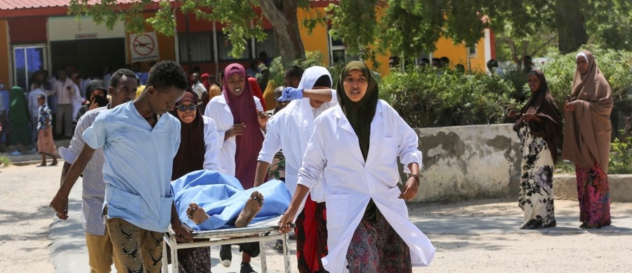 Co najmniej 17 osób zginęło, a 28 zostało rannych w poniedziałek w wybuchu samochodu pułapki przed hotelem w pobliżu międzynarodowego lotniska w stolicy Somalii Mogadiszu - przekazały służby medyczne. Stan 12 rannych lekarze oceniają jako krytyczny.