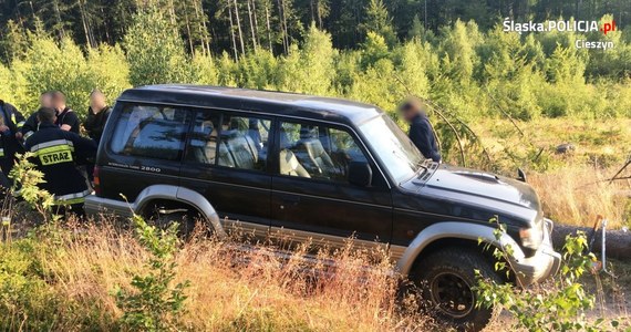 Policjanci z Wisły zatrzymali kierowcę, który doprowadził do wywrócenia pojazdu w pobliżu szlaku turystycznego w Beskidzie Śląskim. Auto stoczyło się ze skarpy. Kierowca był nietrzeźwy.