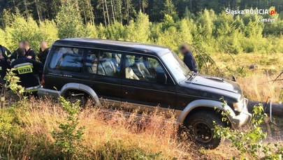 Pijany jeździł po górskich szlakach. Wywrócił auto w lesie