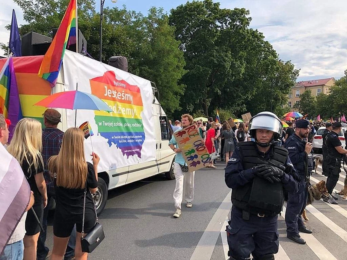 Jechaliśmy do Białegostoku na pierwszy Marsz Równości pełni nadziei, że uda się odczarować to miasto i zdjąć z niego odium polskiej stolicy brunatnego nacjonalizmu. Czy to się udało? Oceńcie sami.