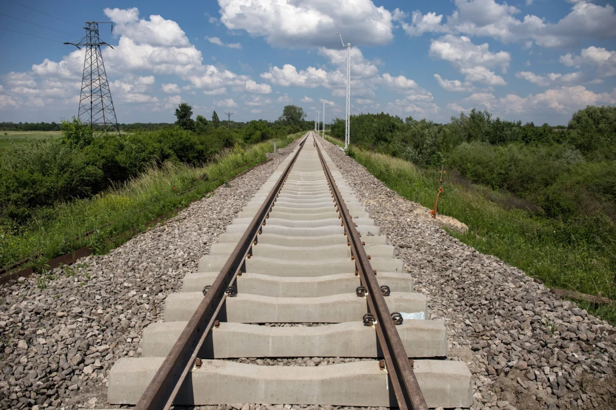 Do śmiertelnego potrącenia doszło a przejeździe kolejowym w Zgierzu (Łódzkie). Trwa ustalanie okoliczności zdarzenia. Najprawdopodobniej mężczyzna przechodził przez tory mimo opuszczonych szlabanów. Ruch pociągów między Łodzią i Zgierzem został wstrzymany, uruchomiono autobusową komunikację zastępczą.