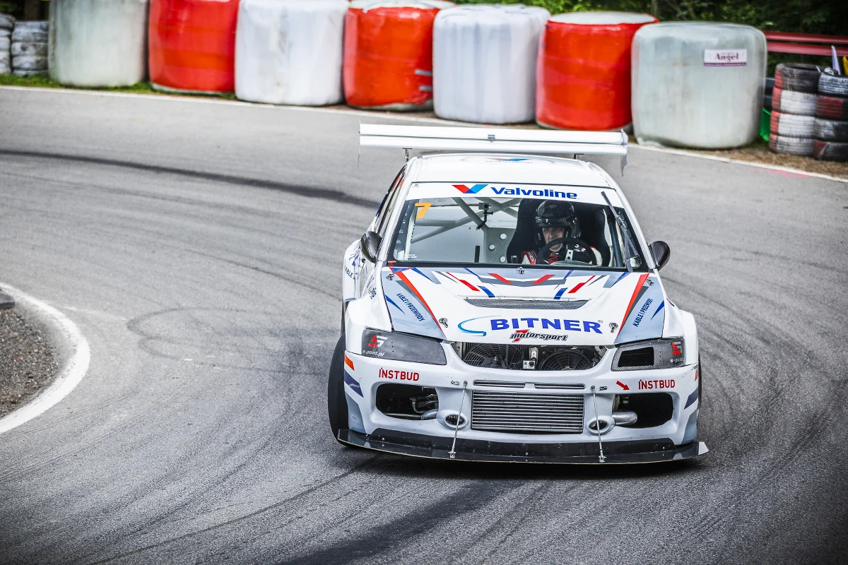 Limanowa podczas weekendu stanie się po raz kolejny wyścigową stolicą Europy. Na trasie Limanowa (Stara Wieś) – Przełęcz pod Ostrą rozegrana będzie 9 Runda Mistrzostw Europy FIA w Wyścigach Górskich (FIA EHC). Uczestników wyścigu będzie 115.