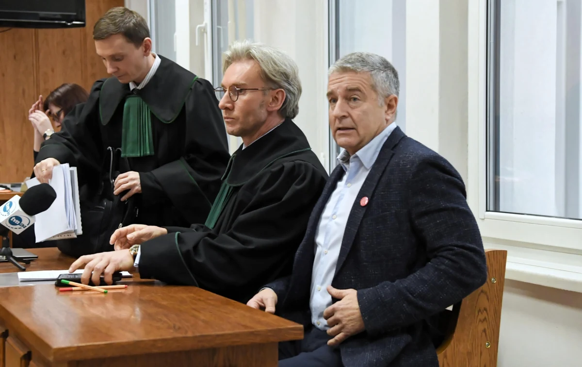 Opozycjonista z czasów PRL Władysław Frasyniuk naruszył nietykalność cielesną policjantów podczas kontrmanifestacji smoleńskiej w czerwcu 2017 r. - orzekł w poniedziałek warszawski sąd rejonowy. Jednocześnie sąd warunkowo umorzył postępowanie na okres jednego roku.