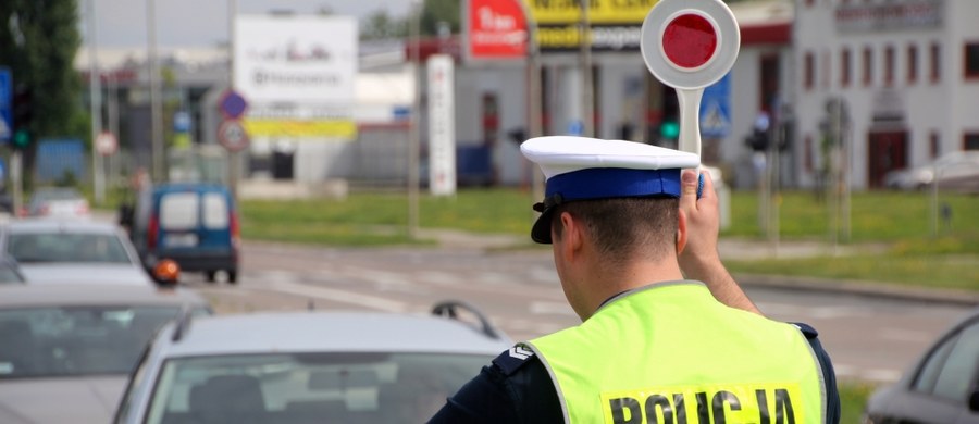 Ponad 24 600 pojazdów skontrolowanych, 15 270 wykroczeń wykrytych – to bilans dużej policyjnej akcji kaskadowego pomiaru prędkości, przeprowadzonej we wtorek, 9 lipca. Od godz. 6 do 22 polskie drogi patrolowało 5,5 tysiąca funkcjonariuszy.