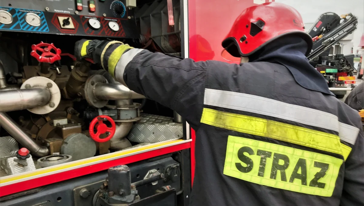 Prawie siedem godzin trwało gaszenie pożaru budynku produkcyjno-handlowego w Krośnie. Płonął dach. Nikt nie został ranny –poinformował rzecznik podkarpackich strażaków Marcin Betleja.