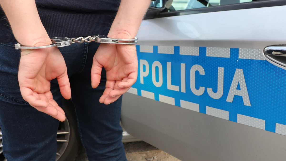 Policjanci zatrzymali 29-latka, który napadał na kierowców jednej z korporacji świadczącej usługi transportowe. "Trafił do aresztu na 3 miesiące. Grozi mu kara do 12 lat więzienia" - poinformował oficer prasowy komendanta powiatowego policji w Wołominie Tomasz Sitek.