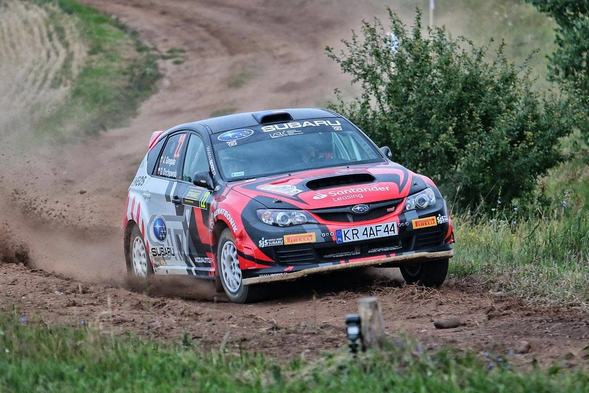 Krakowianin Kuba Greguła, który 16 sierpnia osiągnie pełnoletniość, od 11. roku życia związany jest ze sportem motorowym. Rozpoczął swoją przygodę od kartingu, w którym wywalczył tytuł kartingowego mistrza Polski 2014 i wicemistrza Europy CEE dwa lata temu. W tym sezonie zadebiutował w rajdach samochodowych i rozpoczął swoje starty w zespole zespole Subaru.