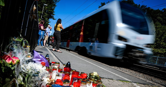 Tragedia na dworcu kolejowym w Voerde w Niemczech. 28-latek zepchnął z peronu wprost pod nadjeżdżający pociąg 34-letnią kobietę. Nie znał jej. "Zobaczył ją na peronie i pomyślał sobie, że popchnie ją pod pociąg" - oświadczył prokurator Michael Mertens.
